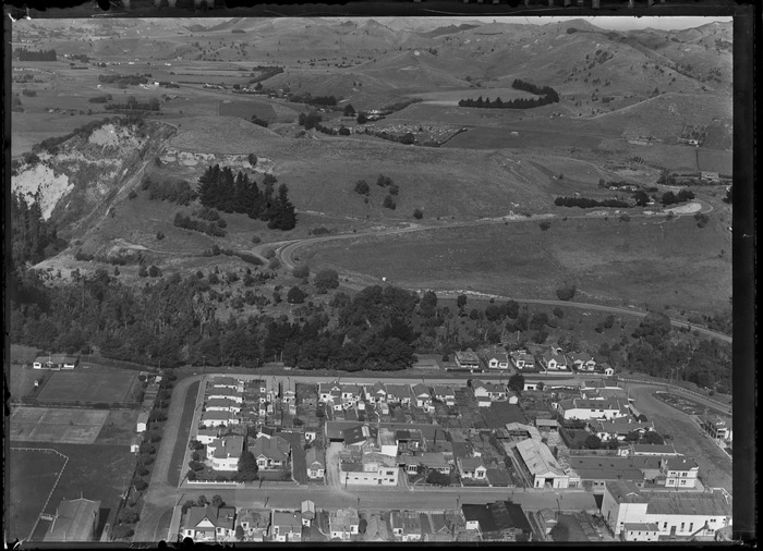 Original photograph: Taihape, Rangitikei district, showing houses and commercial premises including Cascade Brewery